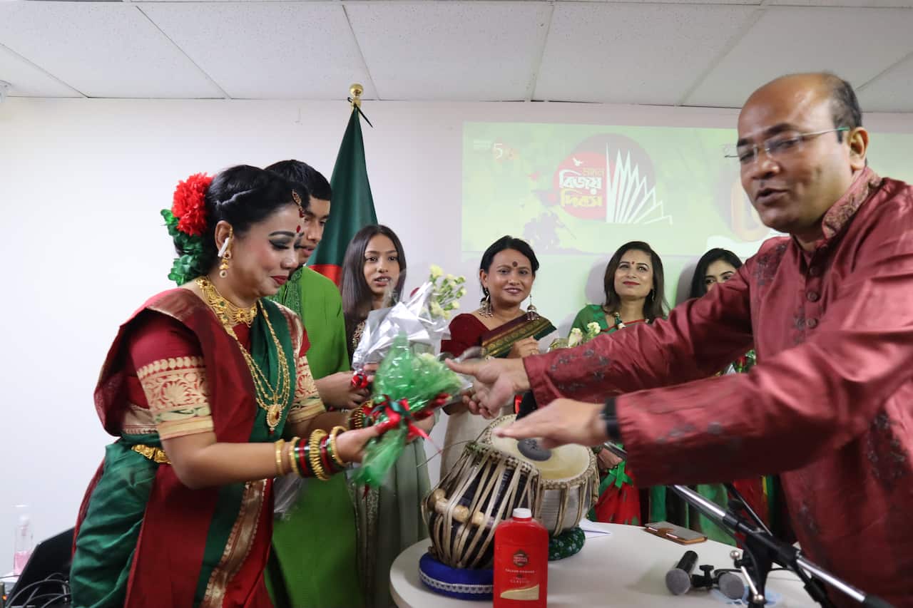 সন্ধ্যায় বাংলাদেশ কনস্যুলেট প্রাঙনে এক আলোচনা সভা ও জমজমাট সাংস্কৃতিক অনুষ্ঠানের আয়োজন করা হয়।