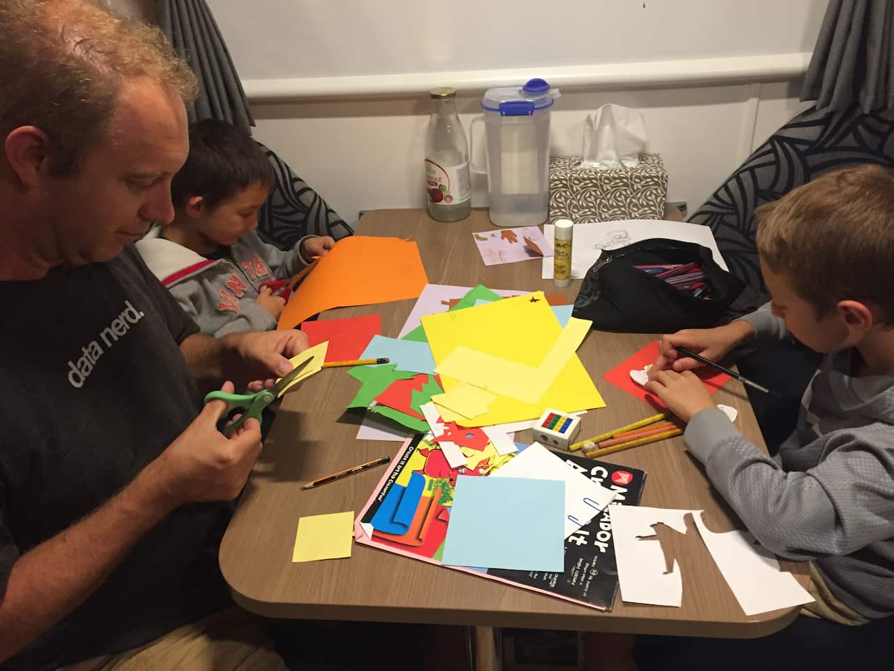 Anh Calum hướng dẫn Jayden va Liam làm thiệp giáng sinh gửi về cho gia đình và thầy cô