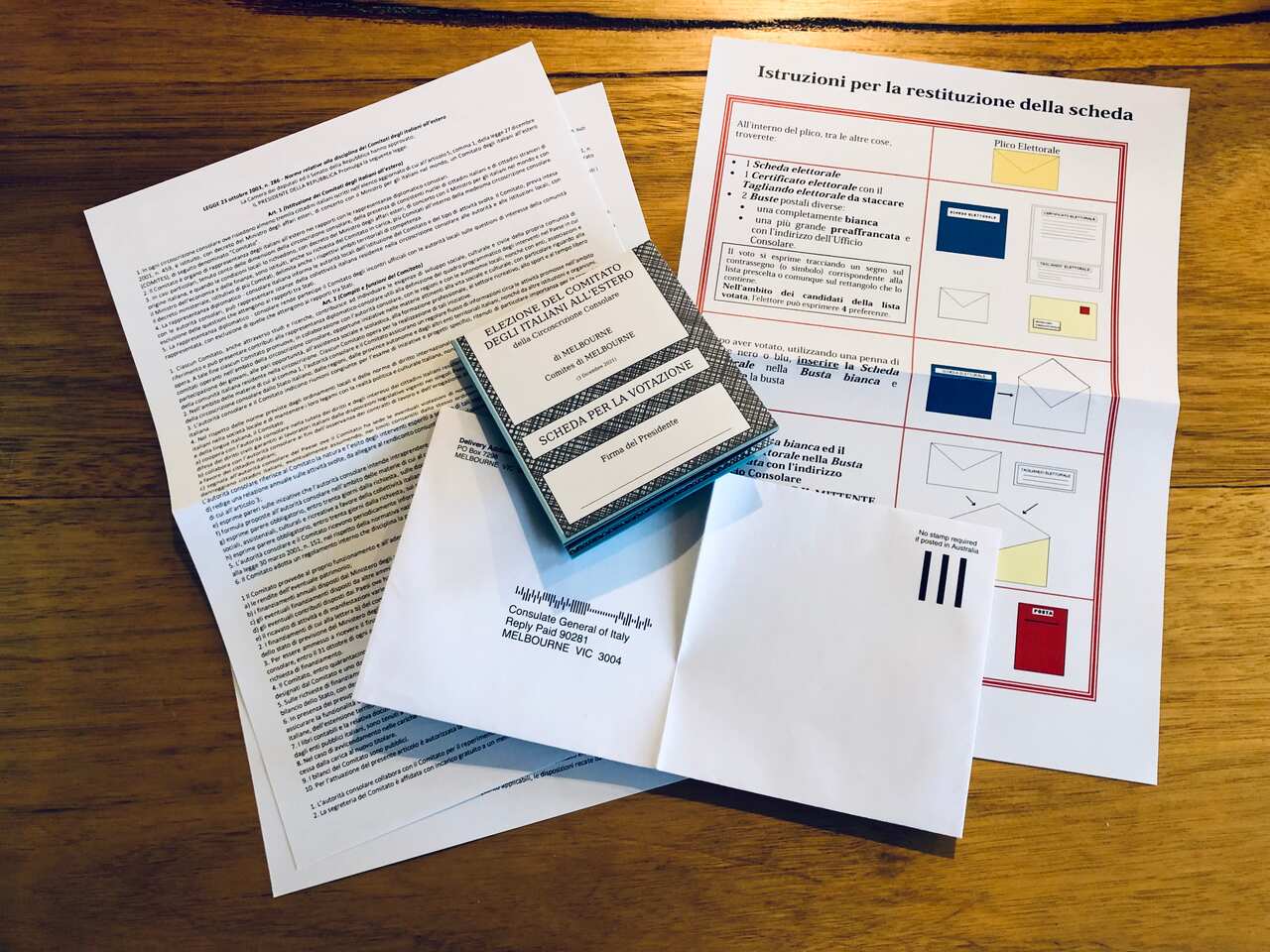 Contenuto della busta elettorale per le elezioni del Comites con la scheda e le istruzioni per il voto.