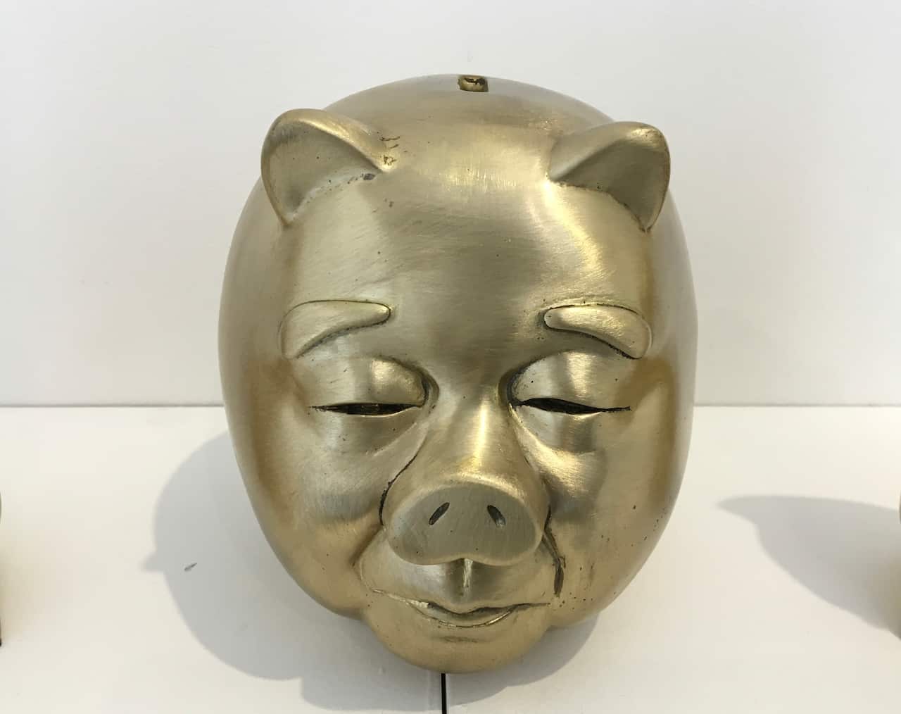 ผลงาน 'หมูอมสิน' ของ Headache Stencil (SBS)