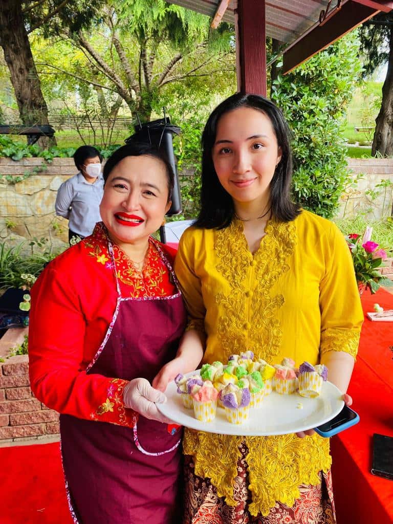 Ibu Ratih (left) and Nisa Alatas offer a plate of tempting bolu kukus.