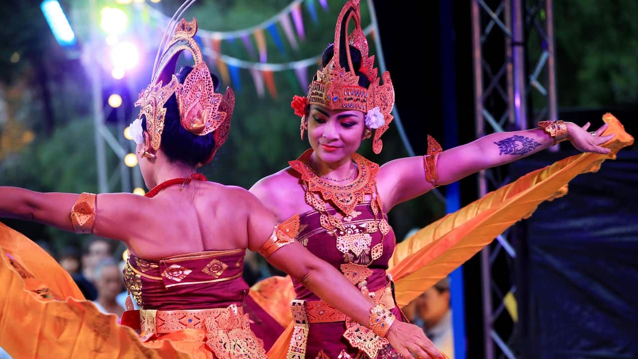 Indonesia dance group