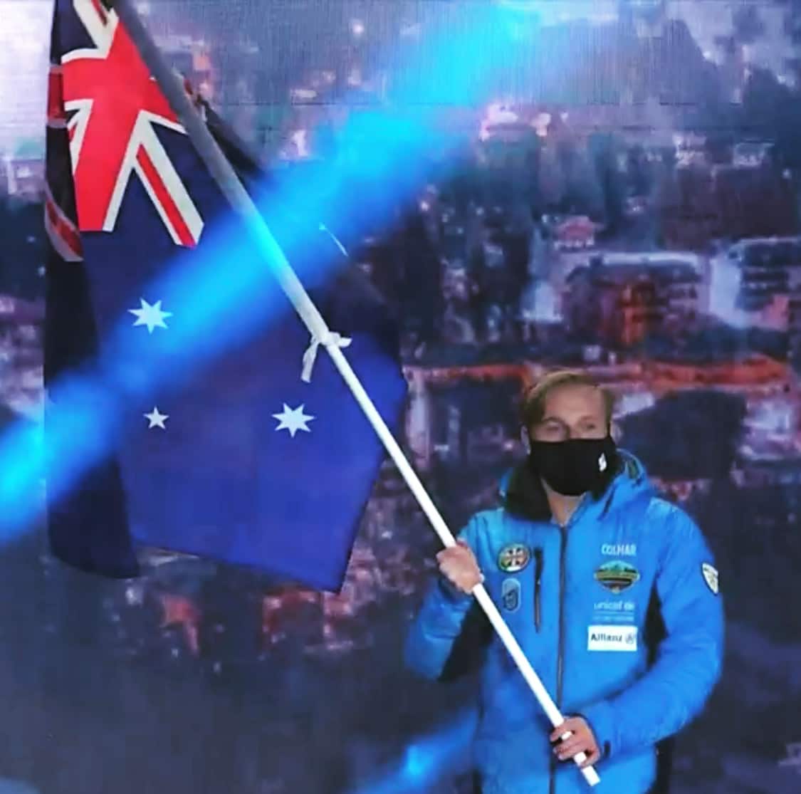 Davide Peterlin con la bandiera australiana durante la cerimonia d'apertura di Cortina 2021.