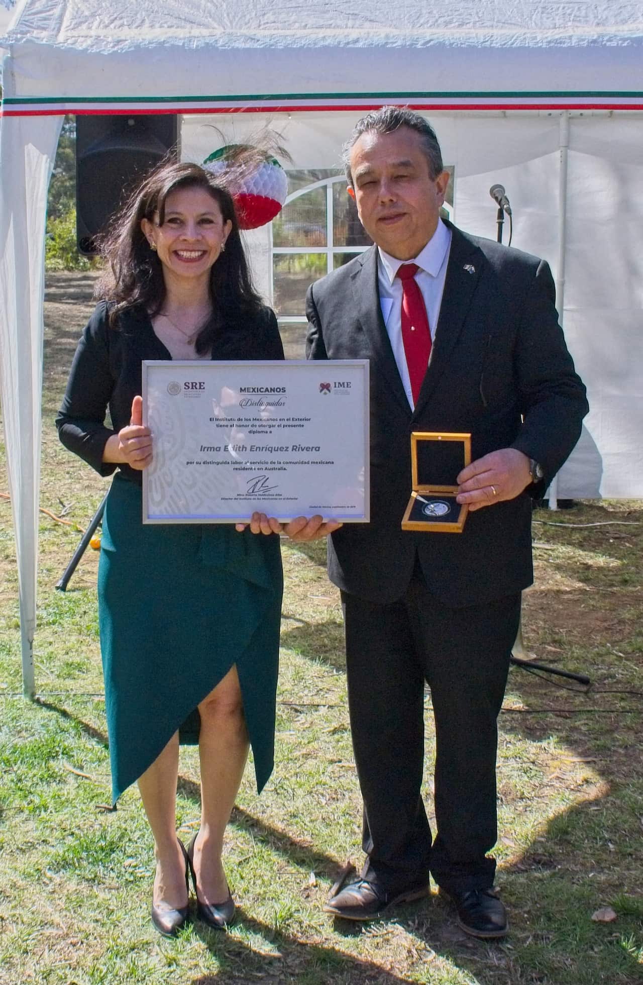 Irma Enríquez con el embajador de México en Camberra, Eduardo Peña Haller