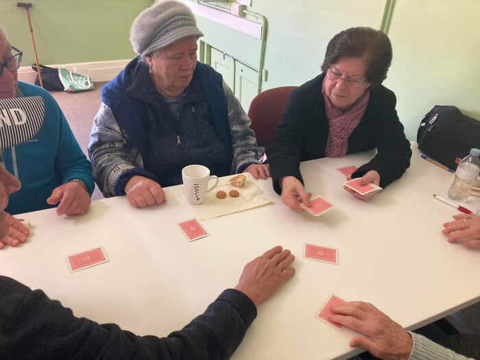 Isália e Aileda, a jogarem à bisca, uma das atividades preferidas deste grupo de idosos
