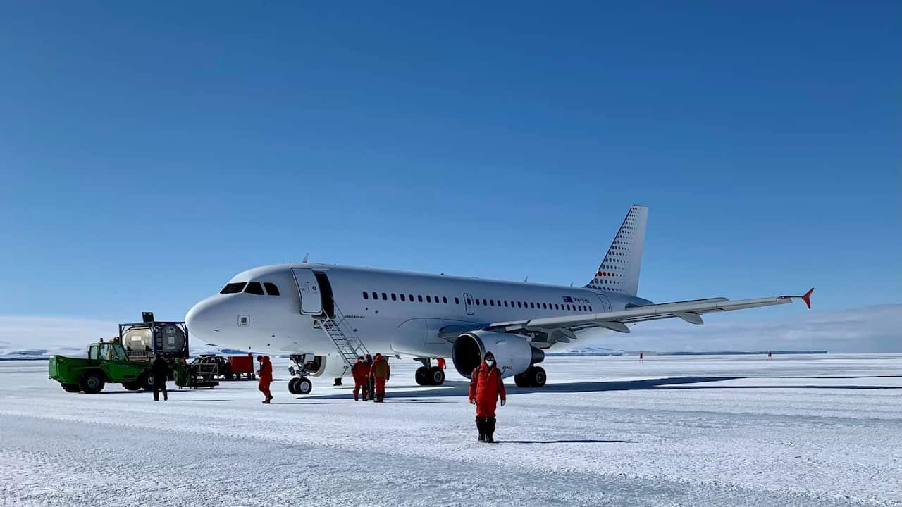 The arrival of the first team at the Zucchelli station