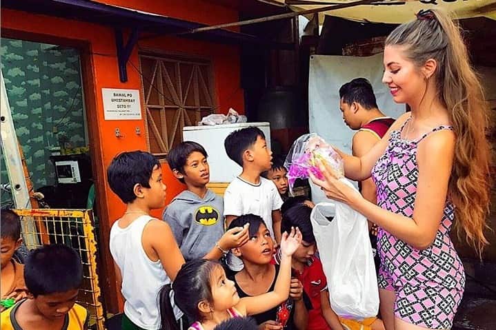 Jade distributes goods to children