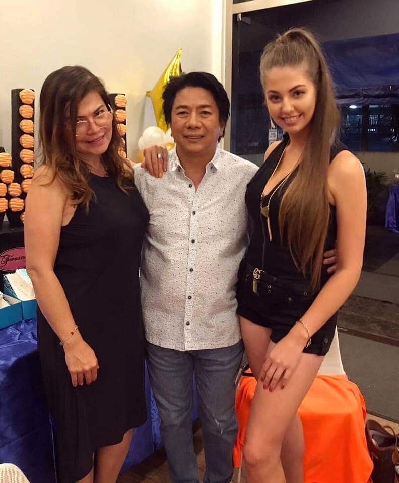 Jade, right, with popular tv host Willie Revillame, middle,a nd mum Cathy 