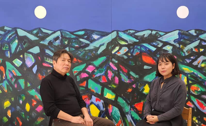 신재돈 작가와 정문정 큐레이터 (배경 그림 'Double Moon 2')
