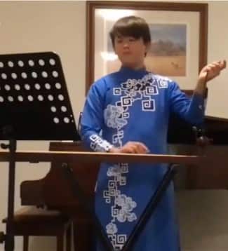 Bạn Jamie, 12, tuổi, Úc, đánh đàn bầu và hát Xin chào Việt nam