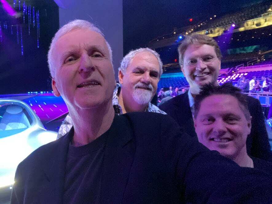 Il regista James Cameron con alcuni componenti della sua troupe