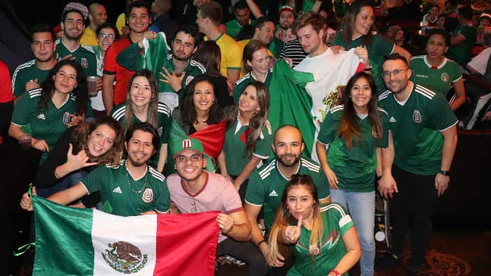 Javier con miembros de la comunidad mexicana celebrando la Copa del Mundo 2018.
