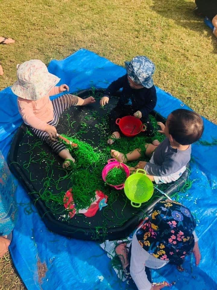 Masayang naglalaro ang mga bata sa pamamagitan ng sensory play.