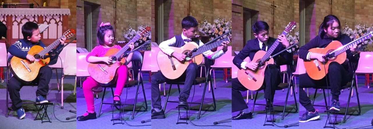 弹吉他的孩子们