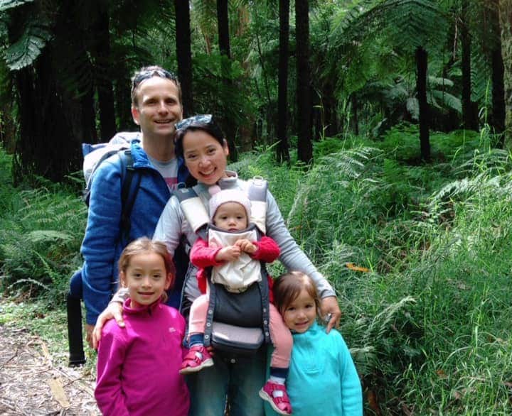 คุณปุ้ย พร้อมด้วยสามีและลูกๆ ทั้งสามคน