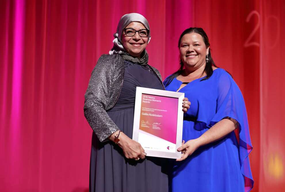 جليلة عبد السلام تتسلم إحدى الجوائز التقديرية