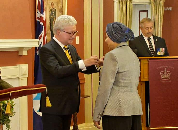 السيدة جليلة عبد السلام تتقلد إحدى ميداليات التكريمية لنشاطتها المميزة في أستراليا