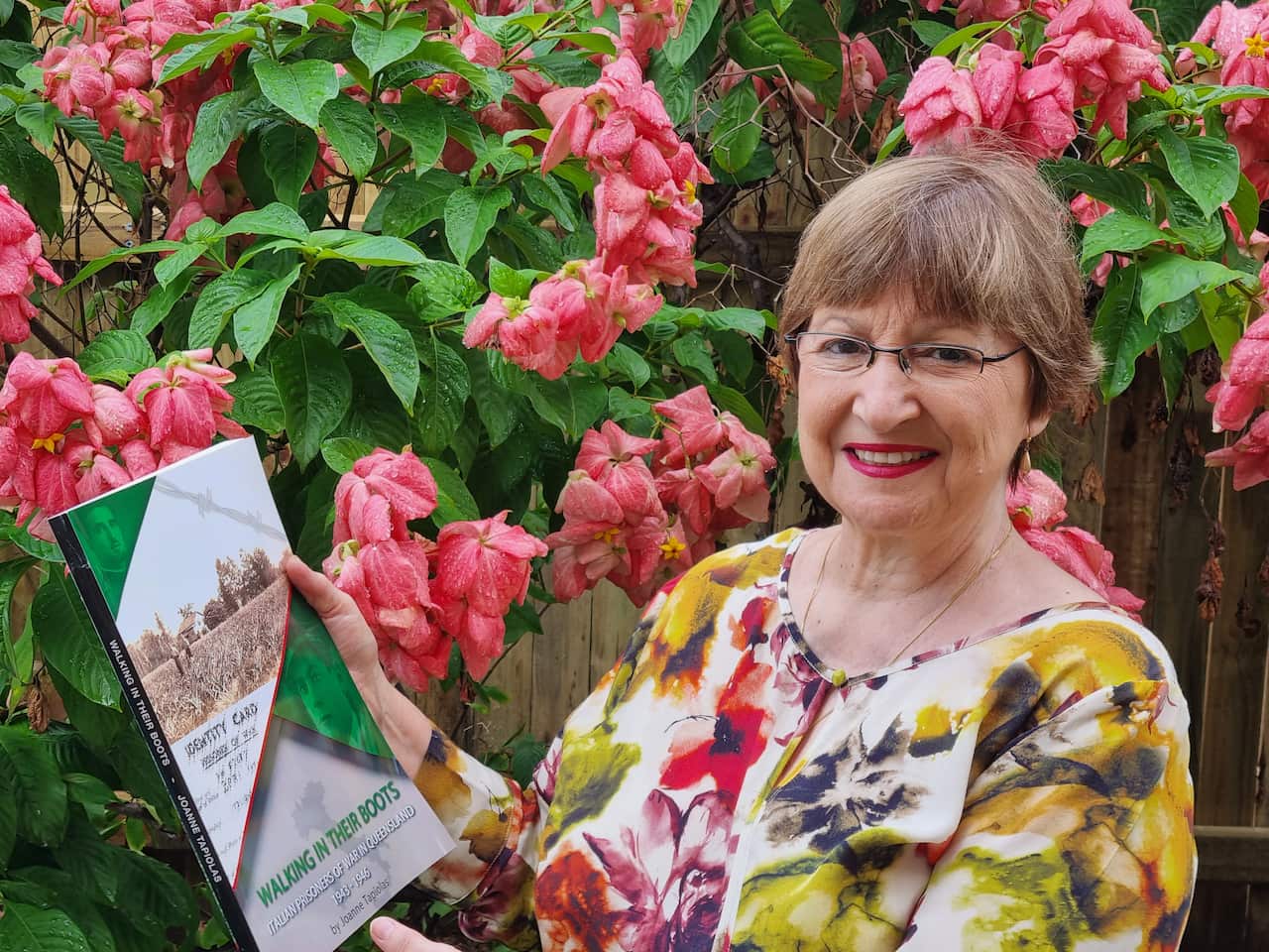 Joanne Tapiolas con il suo libro, “Walking in their Boots. Italian Prisoners of War in Queensland 1943-1946”.