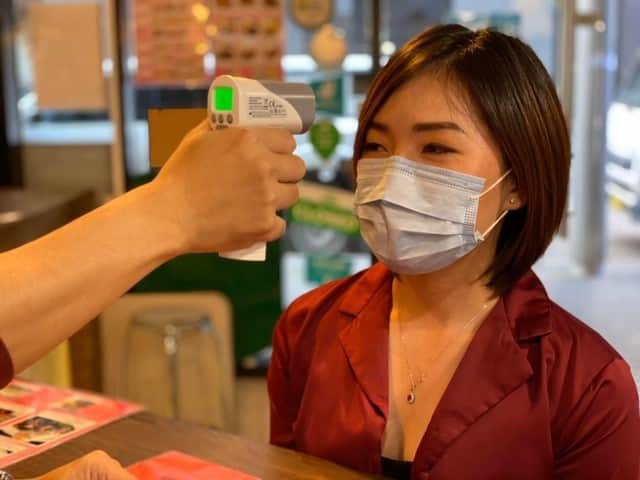 คุณแจ็คใช้วิธีขออนุญาตลูกค้าตรวจอุณหภูมิ ถ้าพบว่ามีไข้จะไม่สามารถนั่งรับประทานอาหารในร้านได้