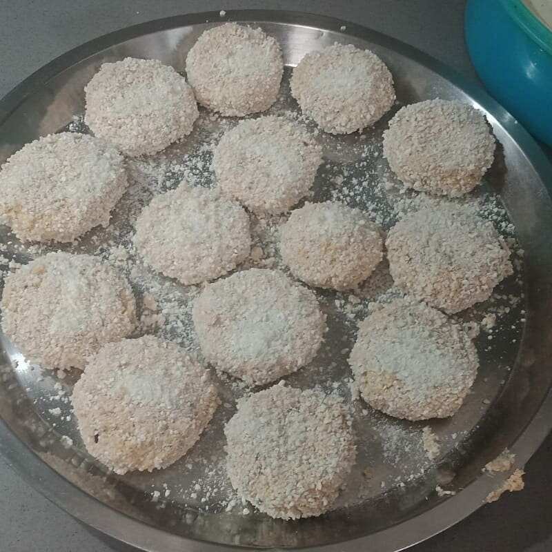 Make round kebabs and roll in bread crumbs