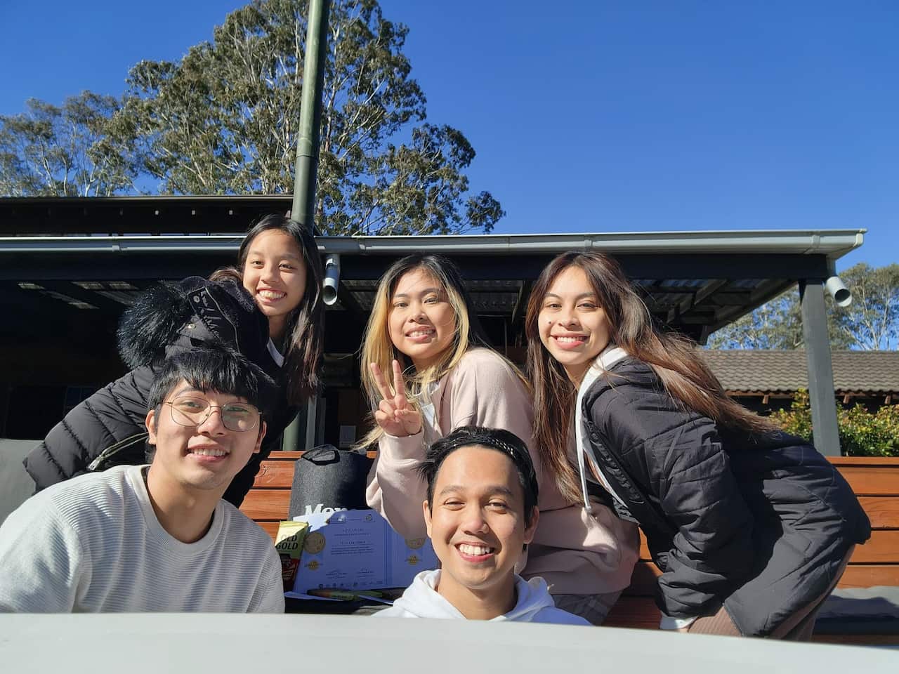 Louie Tanaka at kasamahan sa Kamp Hiraya sa Blue Mountains,NSW nitong Hulyo 2022.