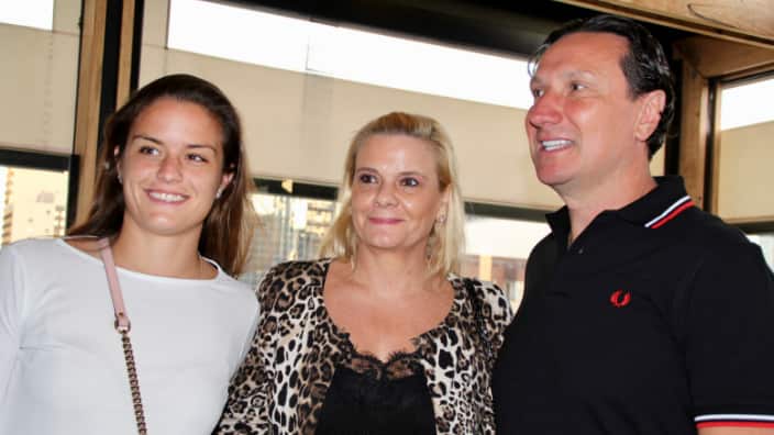 H Μαρία Σάκκαρη με την μητέρα της Αγγελική Κανελλοπούλου και τον πρόεδρο της Ελληνικής Κοινότητας Μελβούρνης και Βικτώριας, Βασίλη Παπαστεργιάδη