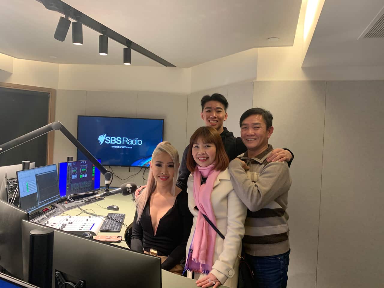 “Khi tôi nhìn Kara, tôi nhớ đến những kỷ niệm khi Kara còn là con trai, Kevin rất là dễ thương. Bây giờ thành con gái, cũng có cái đẹp riêng của nó”. Ông Trần Hoàng Sơn