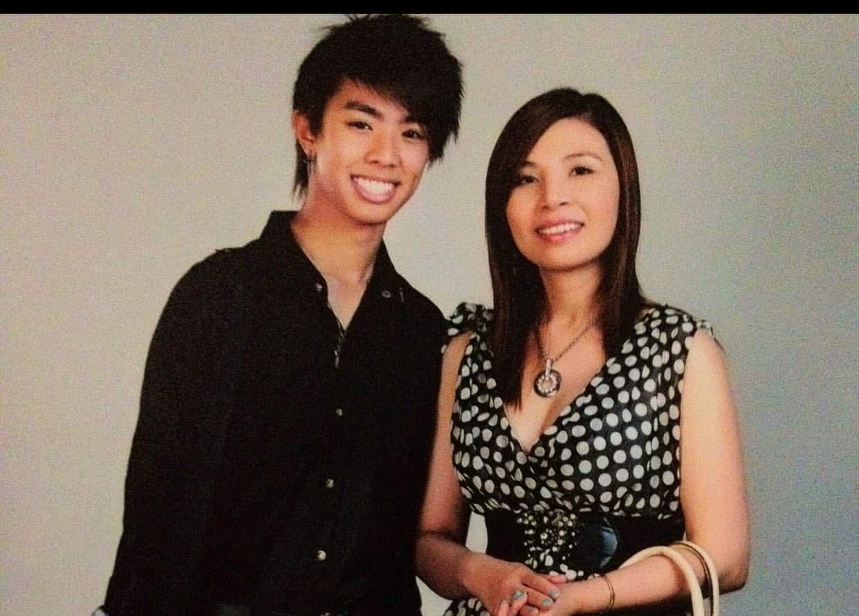 Kara (Kelvin) Trần, trong một tấm hình kỷ niệm cùng mẹ