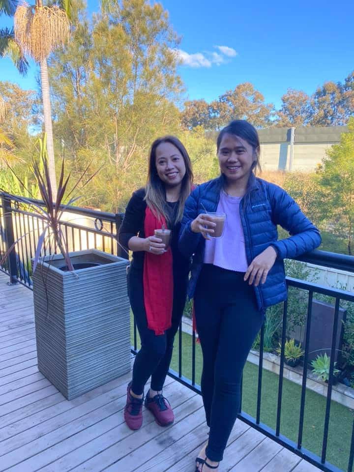 Kathy kasama ang kanyang ka-trabaho sa aged care facility.