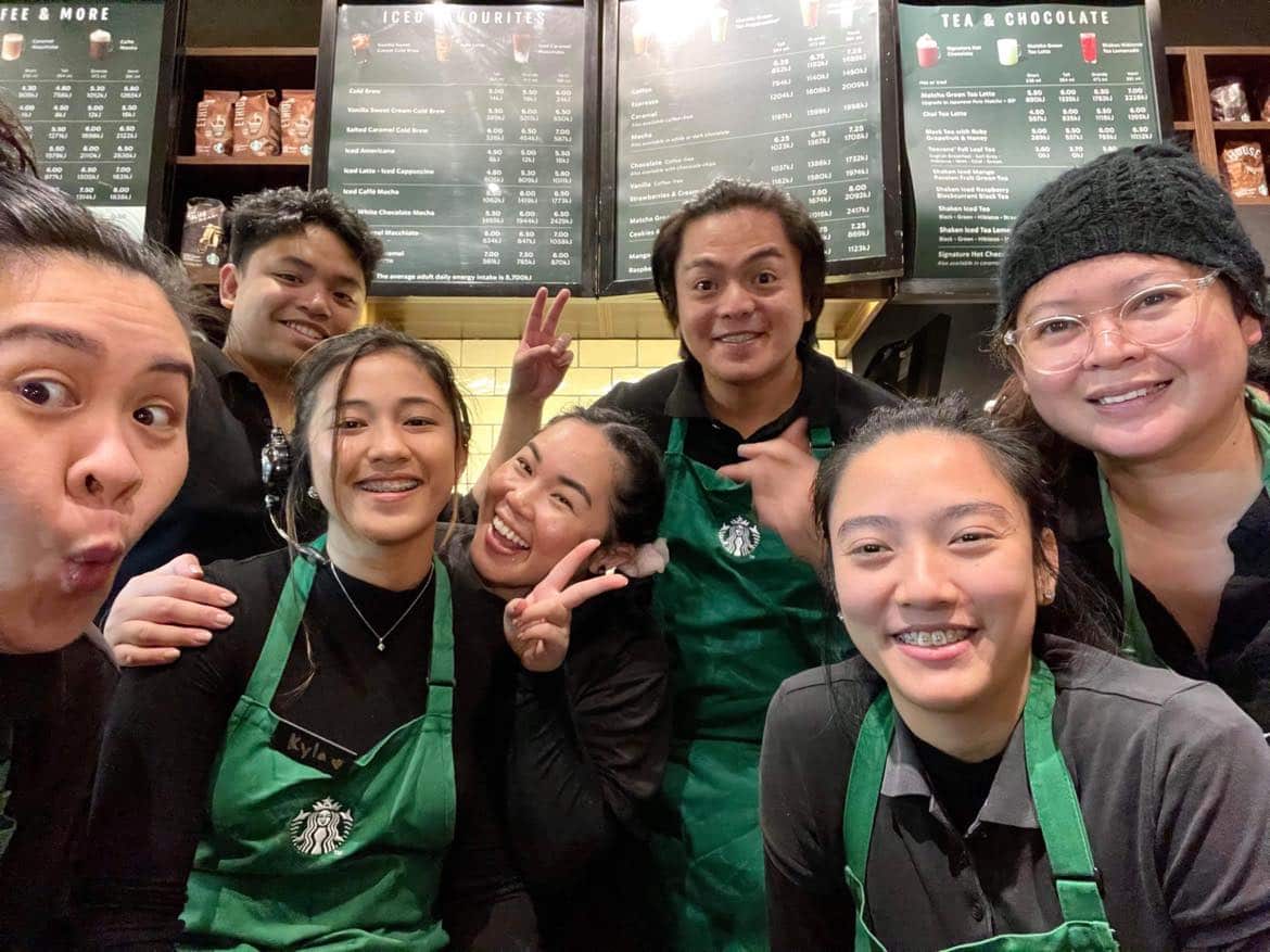 Si Kyla kasama ang kanyang ka-trabaho sa Starbucks Mt. Druitt
