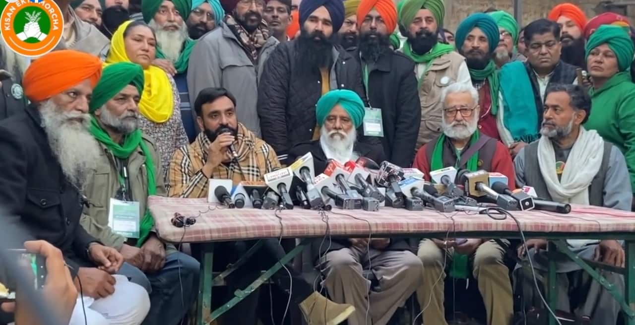 Sanyukta Kisan Morcha leaders addressing a press conference at Delhi on 25 January.  