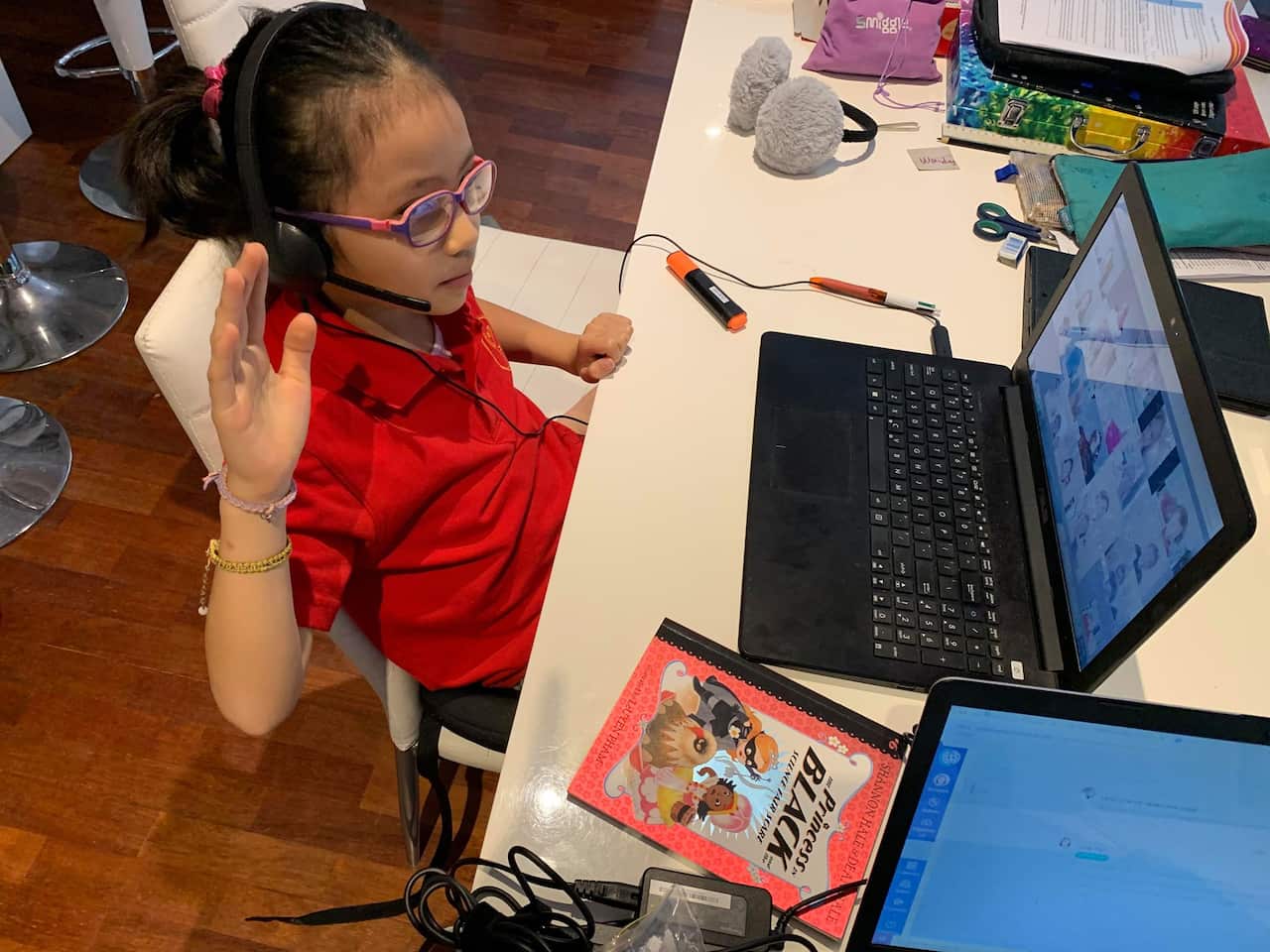 Sự động viên và hỗ trợ của cha mẹ sẽ giúp con hứng thú với buổi học.