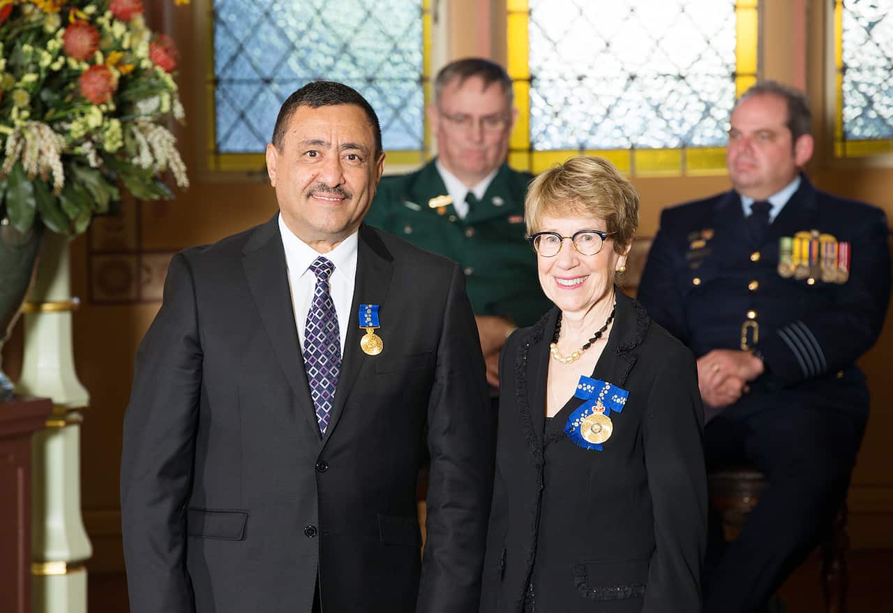 خضر صالح لحظة تكريمة بجائزة الملكة إليزابيث