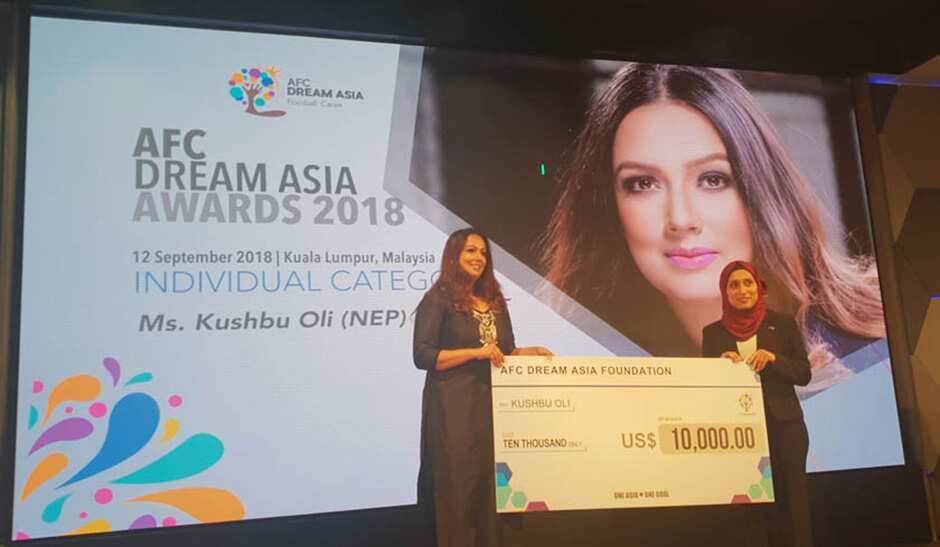 Khusbu Oli receiving the AFC Dream Asia 2018 award.