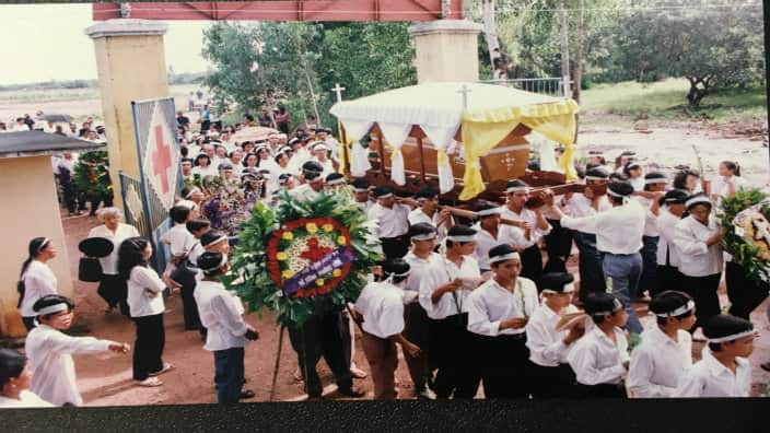 Bệnh nhân phong cùi tự tay khiêng áo quan Dì Hai Bến Sắn