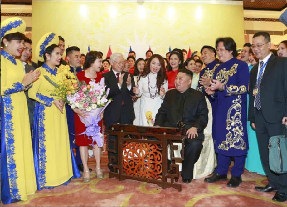 Khúc đâu Hán – Mỹ chiến trường  Nghe ra tiếng sắt tiếng vàng chen nhau [5] Hình chụp hôm 1/3/2019 ở Hà Nội: Chủ tịch Bắc Hàn Kim Jong Un (thứ ba bên phải) chơi đàn bầu, Chủ tịch Nguyễn Phú Trọng (giữa) vỗ tay.
