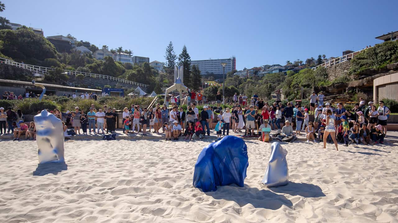 Lebende Skulpturen, die sich ständig bewegen und in einem Tanz miteinander kommunizieren 