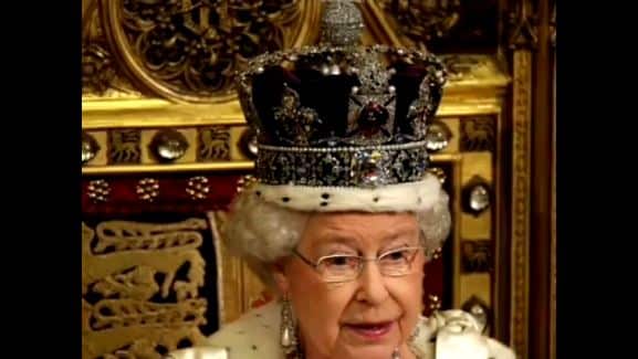 Queen Elizabeth II wearing the Kohinoor diamond