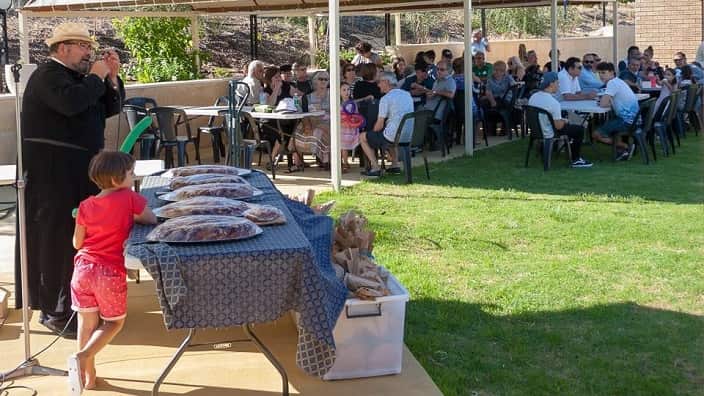 Στιγμιότυπο από την κοπή της Πίτας της "Βασιλειάδας" στη Δυτική Αυστραλία