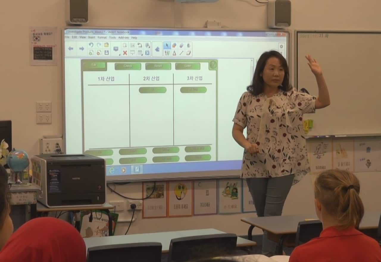 Korean bilingual teacher Eun Young Yoo at Campsie Public School teachers Year 6 students. 
