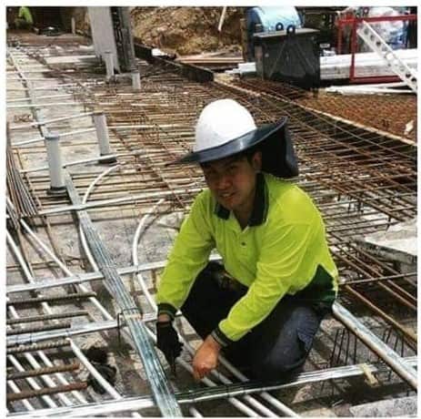 คุณ กร คงสุนทรกิจกุล ขณะเดินสายไฟในไซต์งานก่อสร้าง