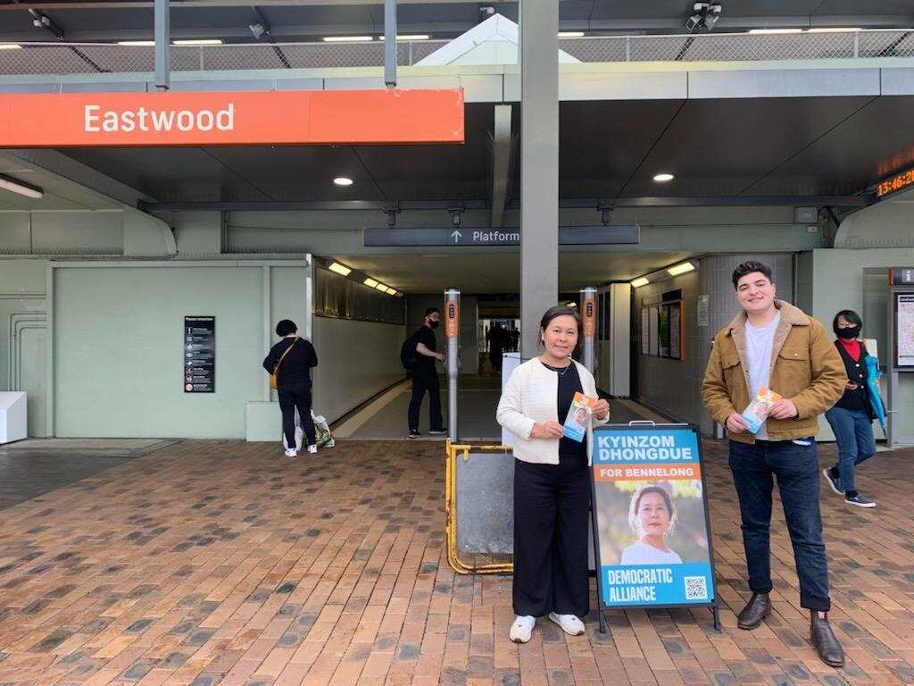 昆州參議院候選人柏樂志到Eastwood協助其黨於Bennelong選區候選人Kyinzom Dhongdue拉票。