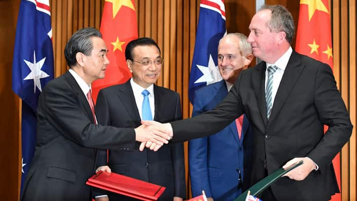 (L-R) China's Foreign Minister Wang Yi and Premier Li Keqiang at a signing ceremony with Malcolm Turnbull and Barnaby Joyce (AAP)