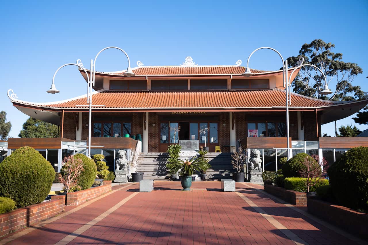 Chùa Hoa Nghiêm ở Springvale được thành lập vào năm 1987.