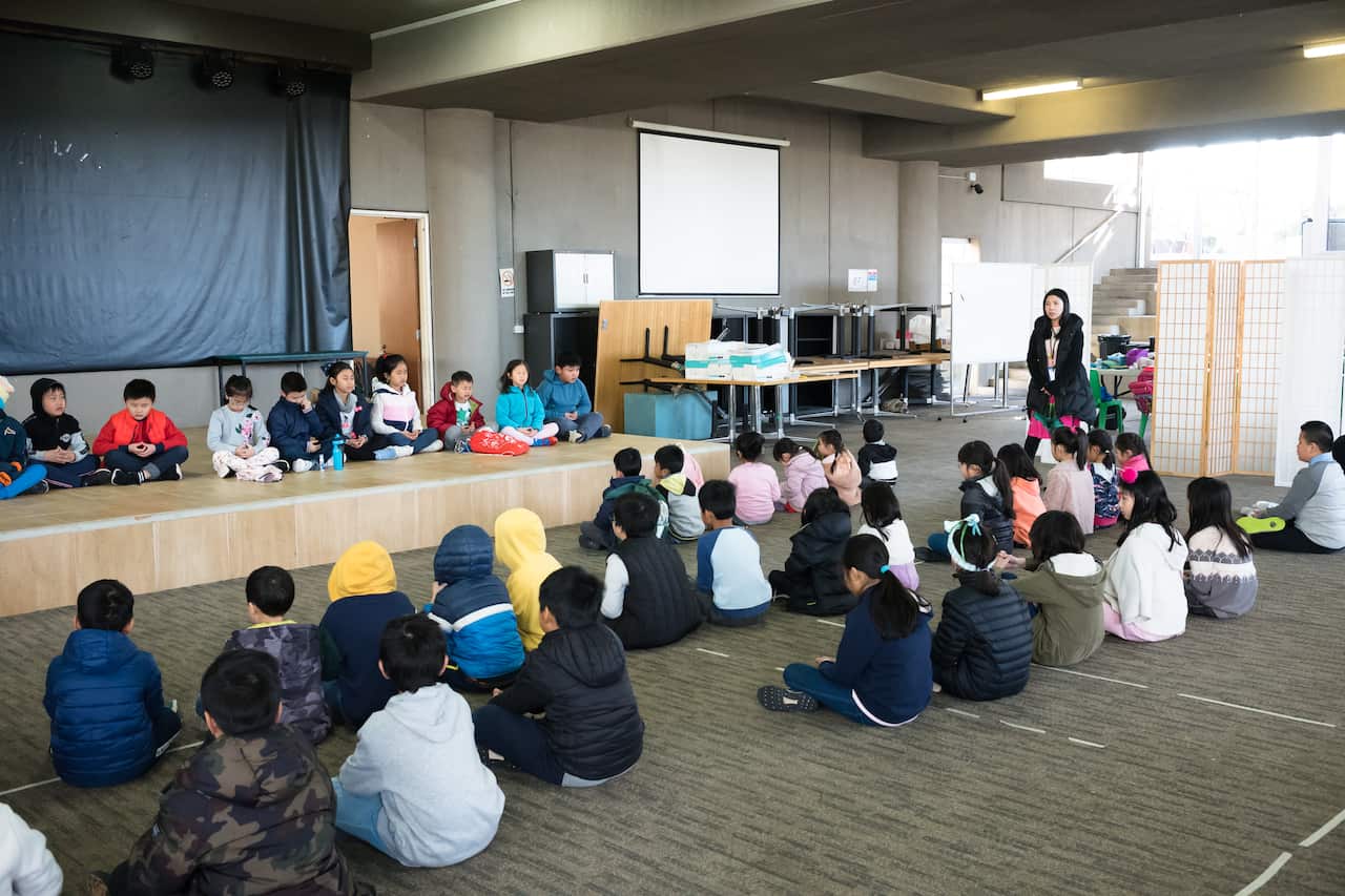 Các em học sinh ngồi thiền sau giờ ra chơi trước khi vào lớp.