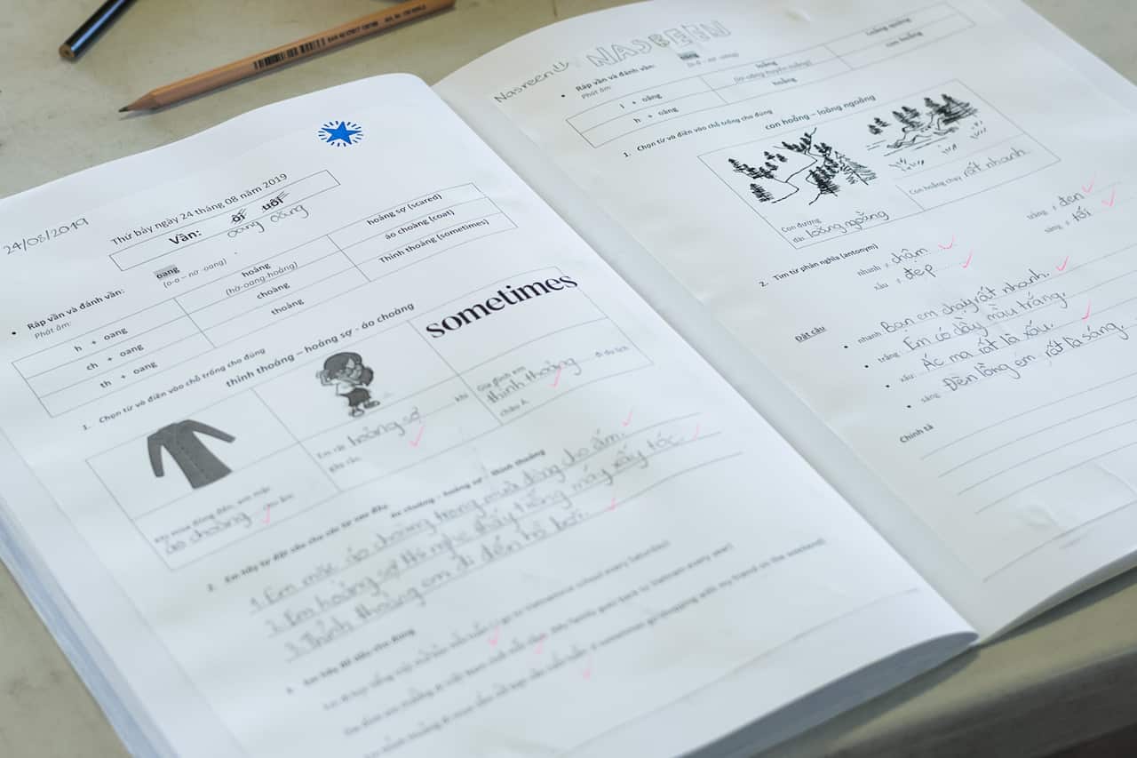 Một trang vở bài tập tiếng Việt của các em học sinh.