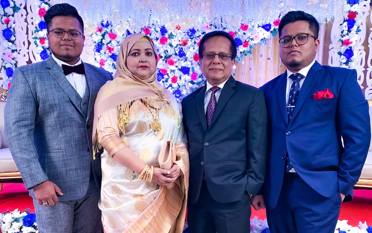 লাবিবুল হক (বাম দিক থেকে প্রথম )