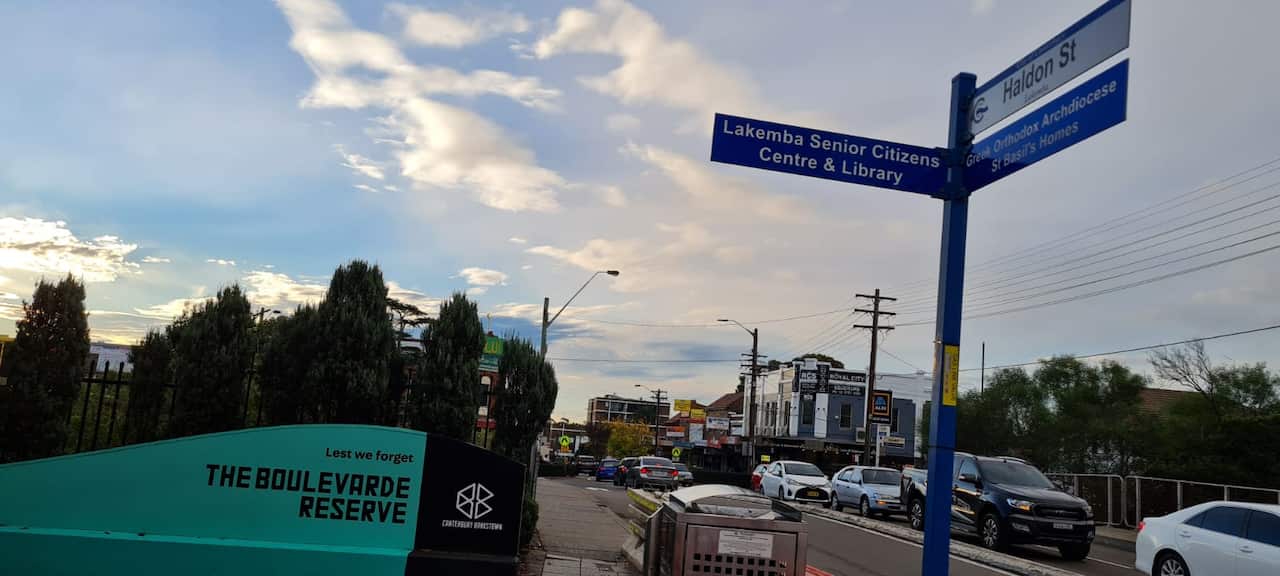 কাউন্সিলর মোহাম্মদ নাজমুল হুদা বলেন, আপনি যখন লাকেম্বা রেলওয়ে প্যারেডে হাঁটেন, আপনি অনুভব করেন না যে, আপনি বাংলাদেশের বাইরে আছেন।