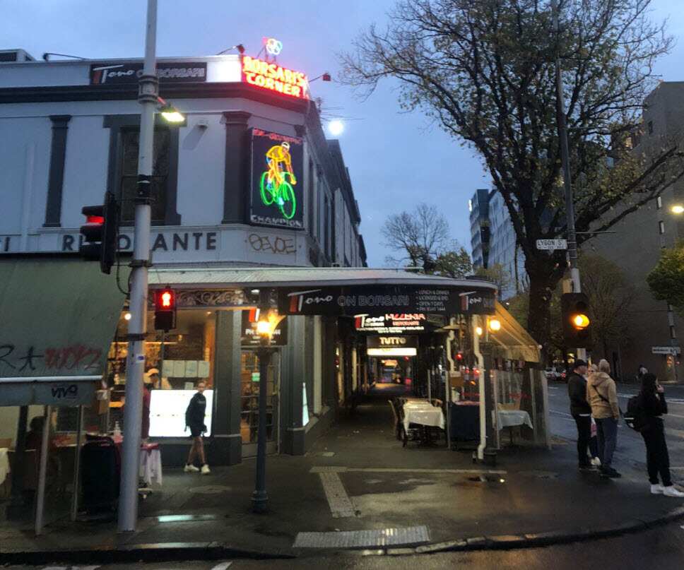 L'insegna al neon del ristorante Borsari campeggia dal 1942 all'incrocio tra Lygon e Grattan street, a Melbourne
