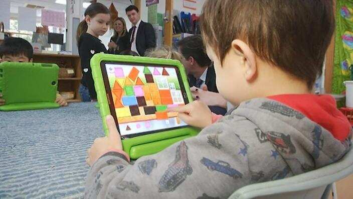 Niño aprendiendo idiomas a través del juego